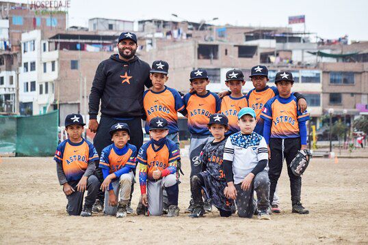 El béisbol renace en Perú con la migración venezolana