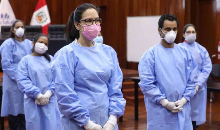 Más de 300 médicos venezolanos se unieron a la lucha contra la COVID-19 en el Perú