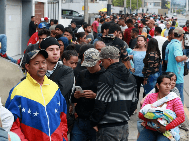 Gobierno de Perú propone expulsar a extranjeros indocumentados y sin vacunas