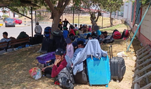Niños duermen en la calle por bloqueo de carreteras de Tacna